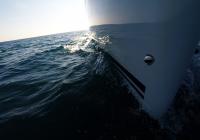 barcha a vela prua della barca a vela yacht barca linea di galleggiamento mare onda